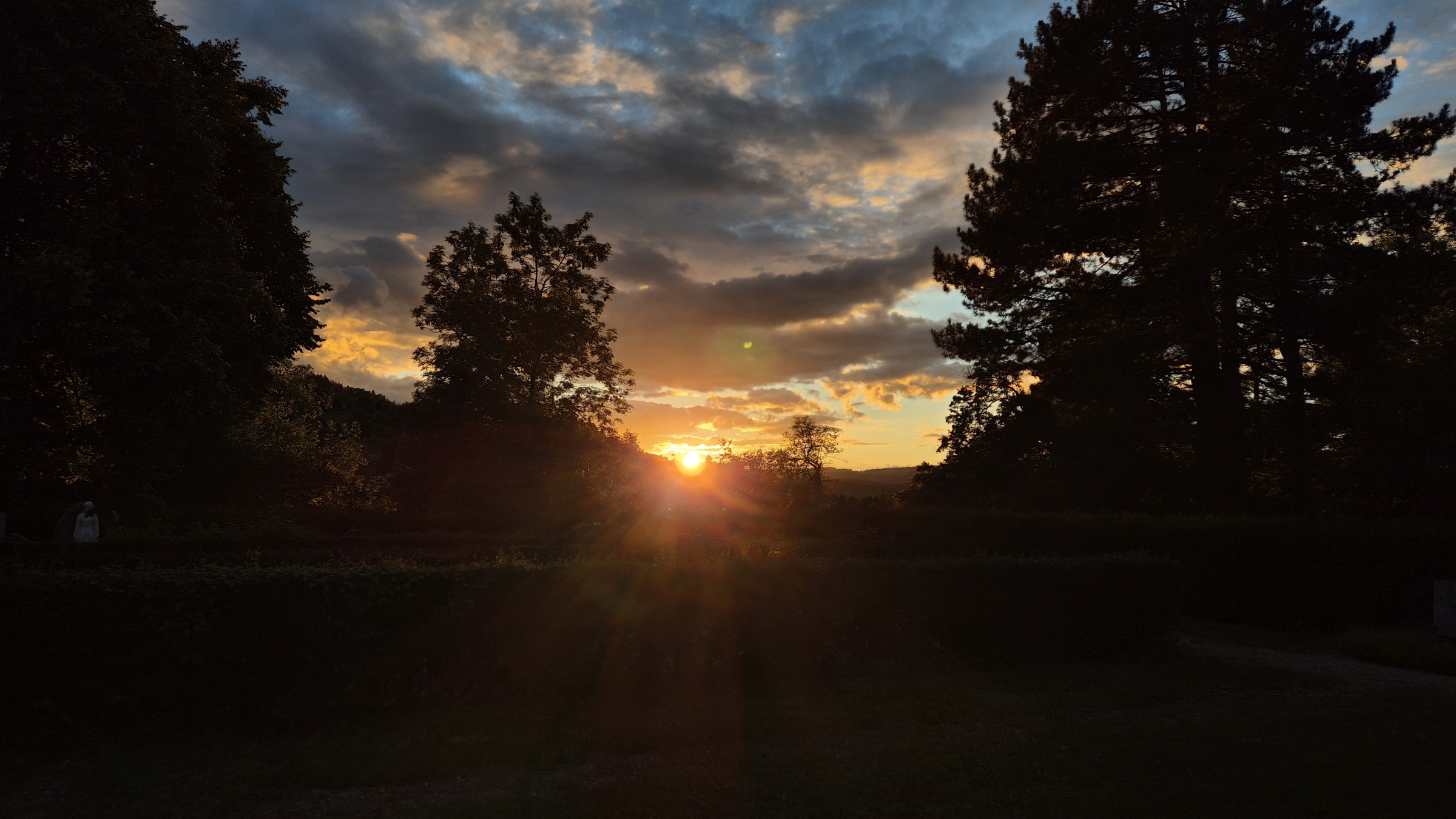 Sonnenuntergang um 19:55 Uhr beim Friedhof Oberlauchringen - Ende August verabschiedet sich die Sonne abends schon wieder relativ früh und berührt dabei schon wieder den Lauchringen Berg im Südwesten - ein Zeichen dafür, dass der Sommer zuende geht.